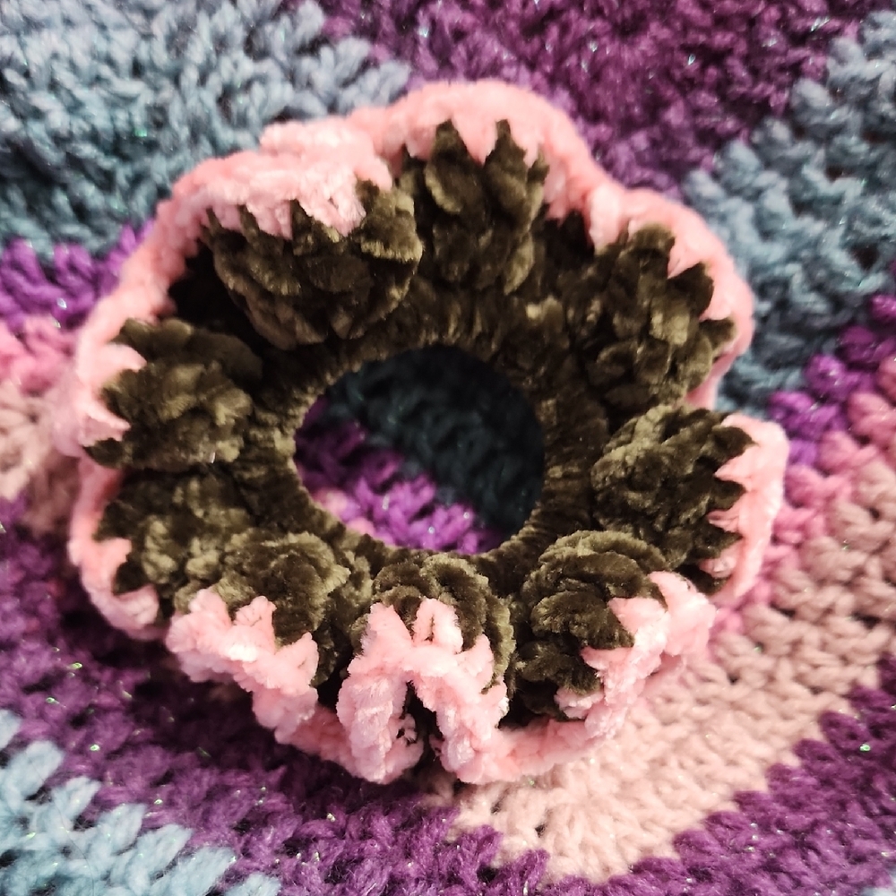 1 Green/pink Scrunchie